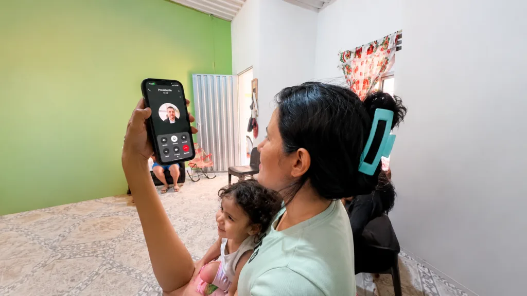 Madre de Lucas Murillo sostiene una videollamada durante el seguimiento médico del niño