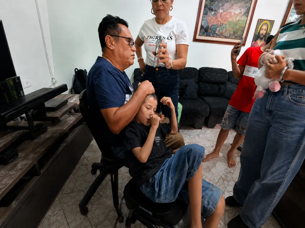 Padre de Lucas Murillo acompaña al niño durante una llamada con Abelardo De La Espriella