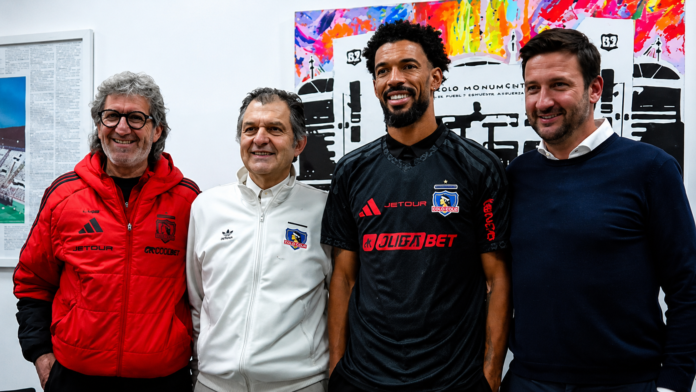 Vozinha posa junto a directivos y miembros de Colo Colo durante su presentación oficial como nuevo arquero del club chileno.