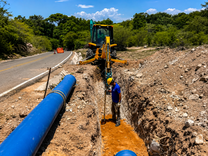 Instalación de tubería en obras de agua potable de La Guajira