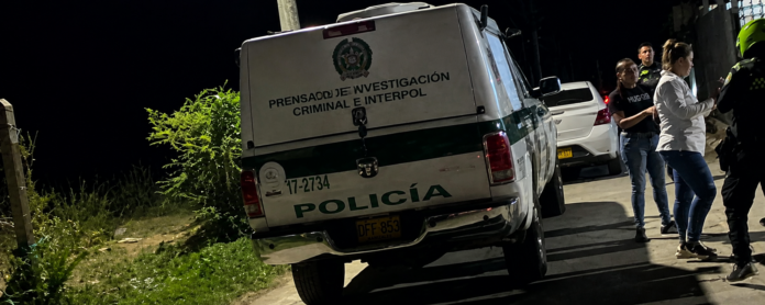 Investigadores forenses inspeccionan lugar donde hallaron un cuerpo en Valledupar