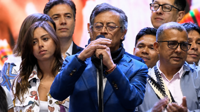 Petro sacude la transición durante un discurso público en Soacha