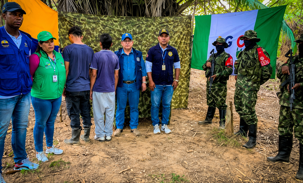 Autoridades y miembros de la Fuerza Pública durante un operativo contra grupos armados ilegales en una zona rural de Colombia.

