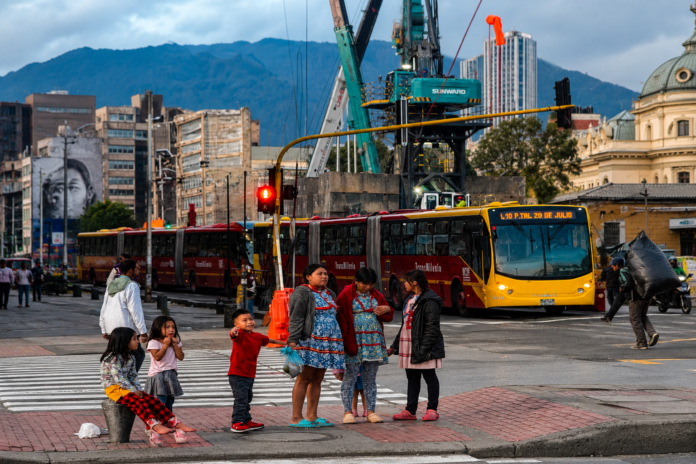Panorámica del centro de Bogotá con buses de TransMilenio, peatones y obras urbanas durante el aniversario 488 de la capital.
