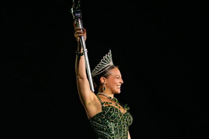 Michelle Char posa junto al afiche oficial del documental Aquí suena, que narra los momentos más emotivos de su reinado en el Carnaval de Barranquilla.