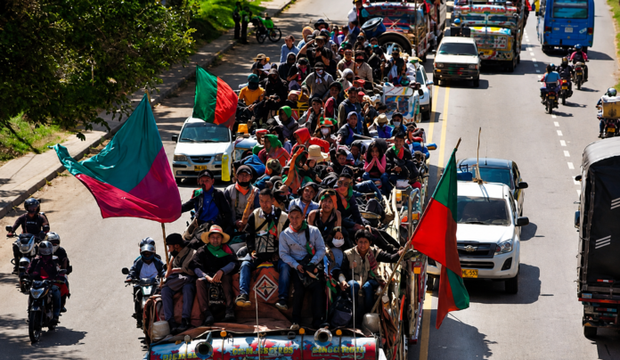 Caravana de la Minga Indígena se desplaza hacia Cali para participar en la concentración de Puerto Resistencia durante la posesión presidencial.
