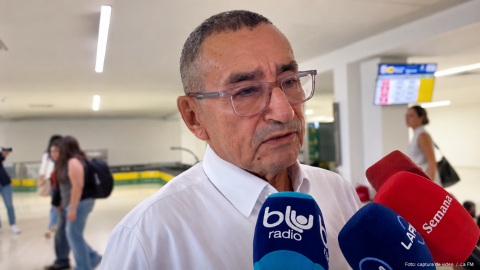 Don Luis Felipe en Cali durante una entrevista en el aeropuerto