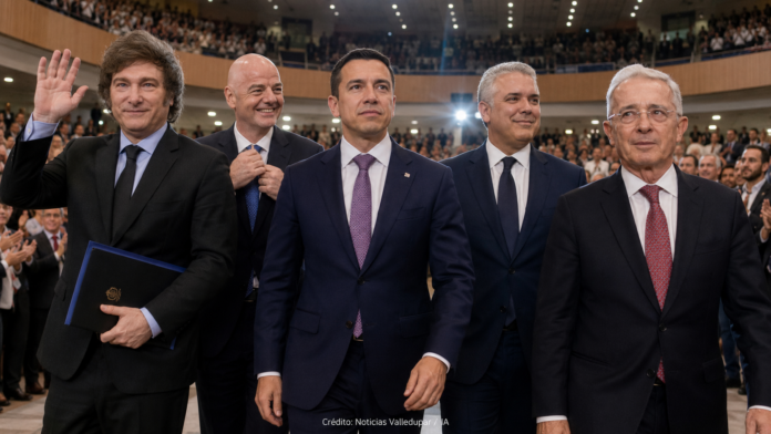 Milei, Uribe, Infantino, Noboa y Duque durante los aplausos en la posesión presidencial