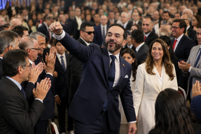Posesión de Abelardo de la Espriella durante su ingreso a la Arena USC