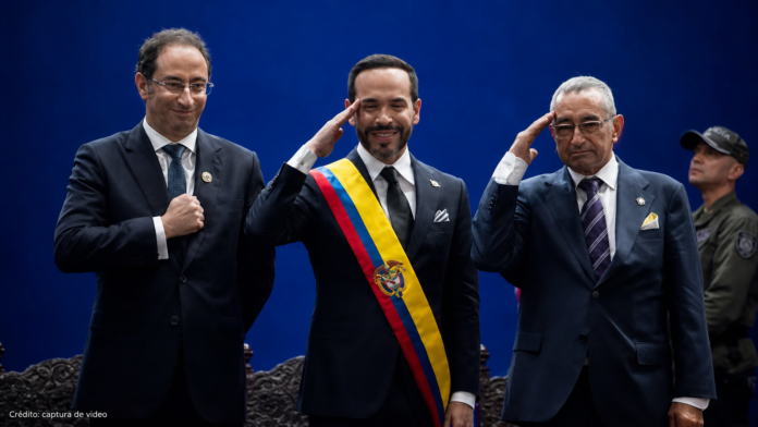 Abelardo de la Espriella, en medio del vicepresidente José Manuel Restrepo y de don Luis Felipe Yagüe, vendedor de panela de Florencia, Caquetá, durante la ceremonia de posesión presidencial en Cali. Crédito: captura de video