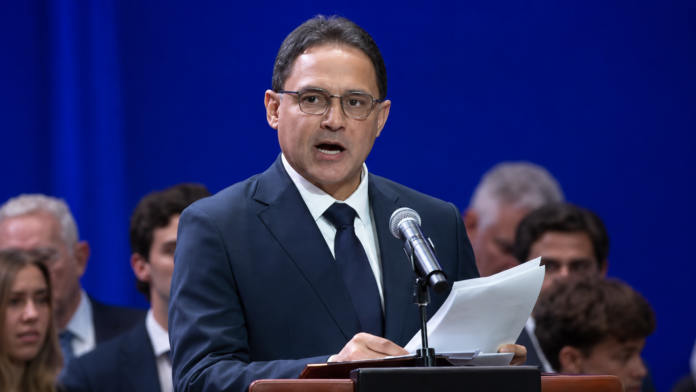 Honorio Henríquez pide un Consenso por Colombia durante la posesión de Abelardo de la Espriella