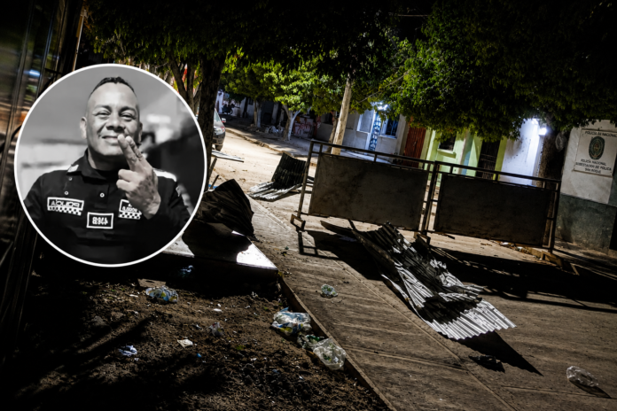 Subintendente Rodelo Canchila junto a una imagen de los daños tras el ataque a la subestación de Policía de San Roque, en Curumaní.