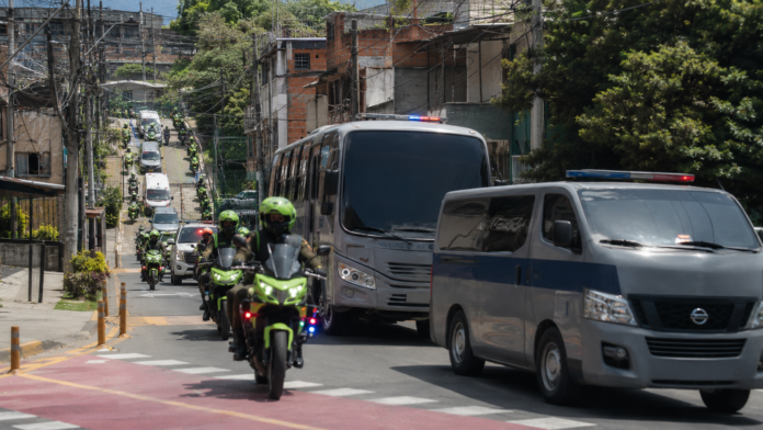 Traslado de 117 reclusos a cárceles de alta seguridad durante operativo en Itagüí
