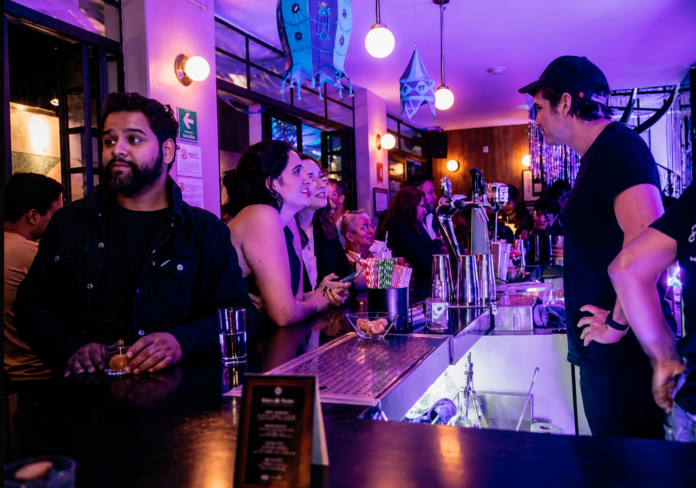 Personas compartiendo en un bar de Valledupar durante horario nocturno