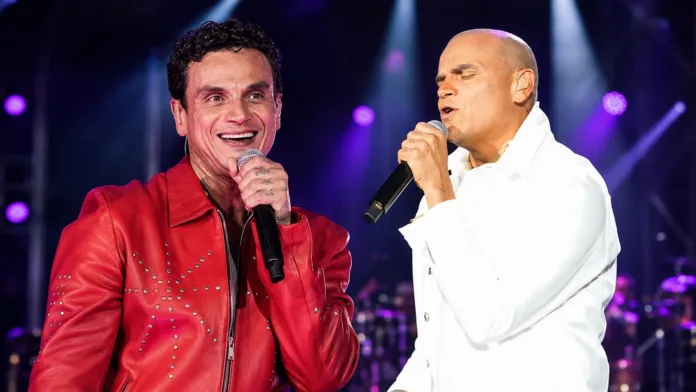 Silvestre Dangond aparece con cabello y completamente rapado durante presentaciones musicales, mostrando su cambio de imagen.