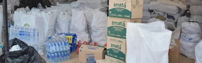 Alimentos, agua embotellada y suministros almacenados para entrega de ayudas humanitarias