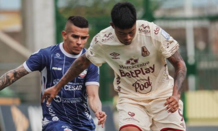 Jugadores de Alianza Valledupar y Deportes Tolima disputan el balón durante el partido de la Liga BetPlay.