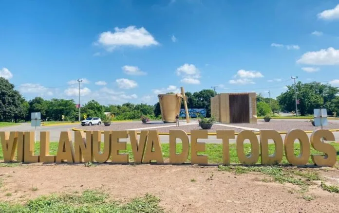 Monumento de bienvenida a Villanueva, La Guajira, sede del Festival Cuna de Acordeones