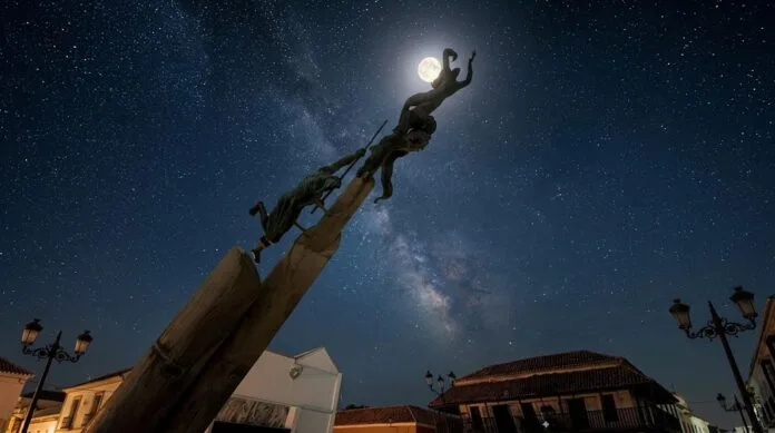 Luna llena durante eclipse lunar sobre la Plaza Alfonso López de Valledupar