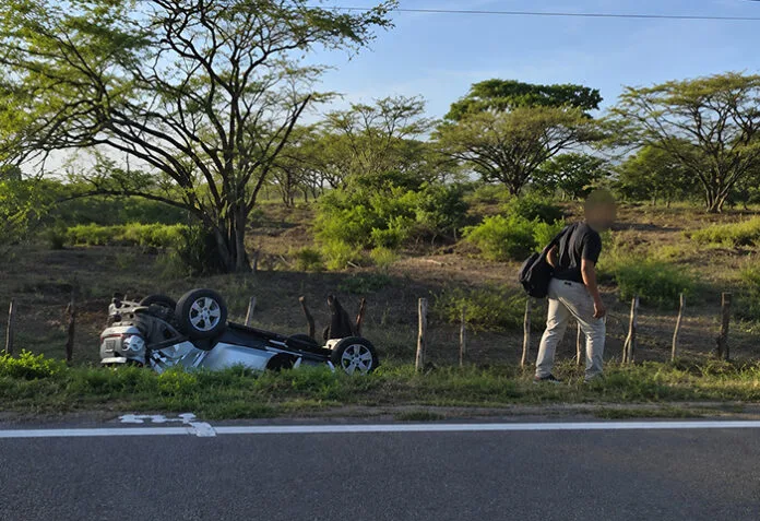 Vehículo volcado tras accidente en la vía Urumita-La Jagua del Pilar