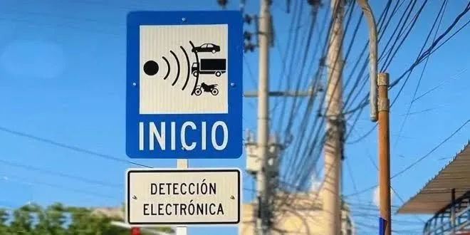 Señal vial que indica inicio de zona con detección electrónica para vehículos