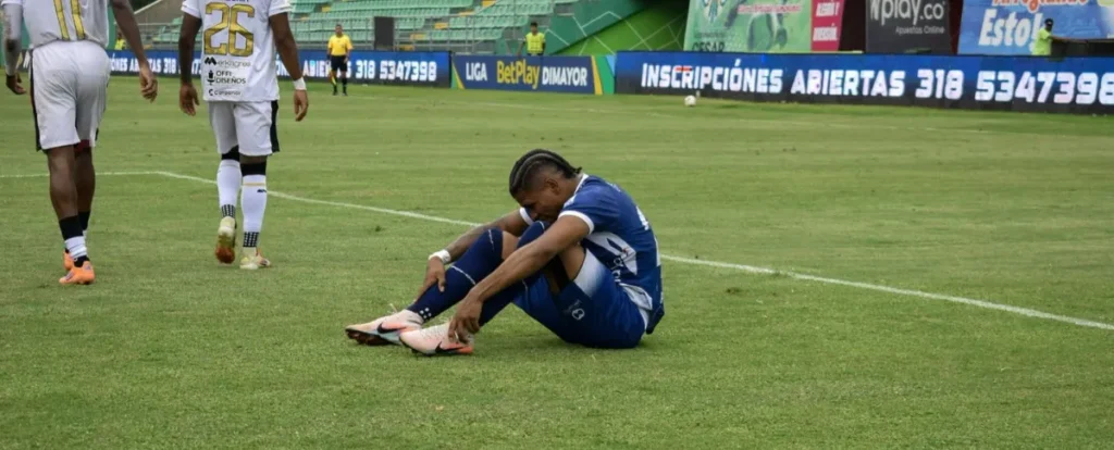 Jugador de Alianza Valledupar lamenta la derrota ante Deportes Tolima en el estadio Armando Maestre Pavajeau.