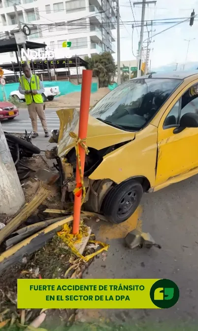 Accidente frente a la DPA en Valledupar entre taxi y motocicleta