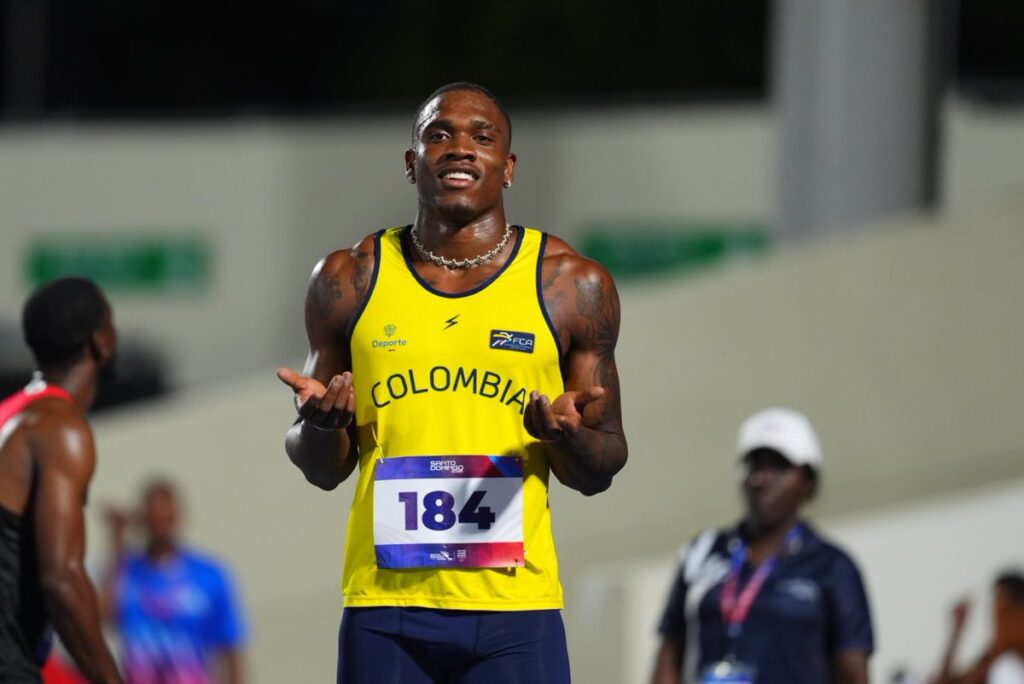 Ronal Longa celebra su victoria tras ganar la medalla de oro en los 100 metros planos de los Juegos Centroamericanos y del Caribe.