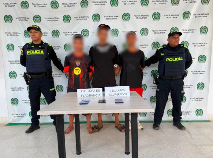 Policía presenta a tres capturados por presunto hurto de celulares en Curumaní