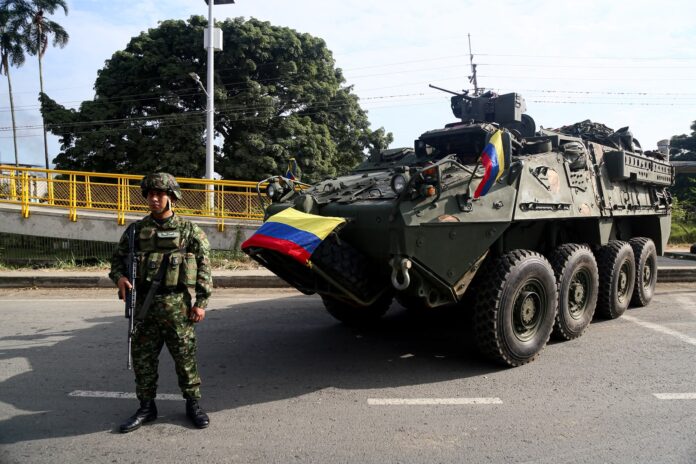 Militar junto a vehículo blindado durante operativo de seguridad en Cali