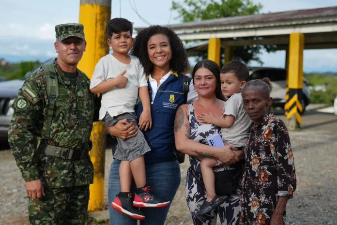 Autoridades y una familia durante el cierre de la fase de búsqueda y rescate en Chocó tras el terremoto