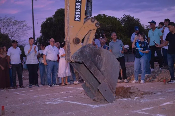 Comunidad y autoridades durante el inicio de obras de la cancha de Francisco de Paula en Valledupar