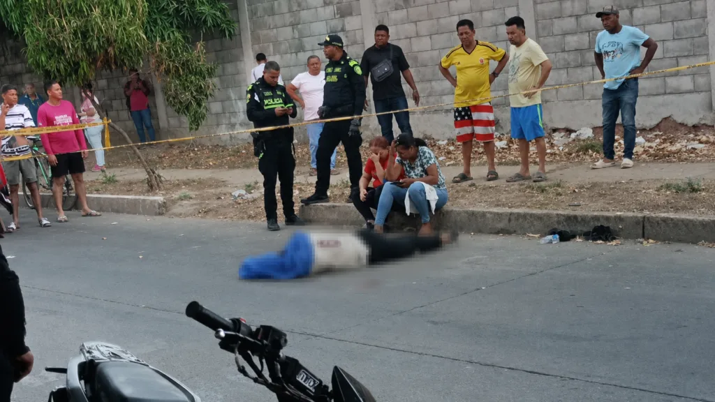 Escena de accidente de motocicleta con una víctima fatal en Valledupar