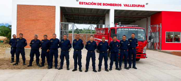 Integrantes del Cuerpo de Bomberos en la estación del norte de Valledupar