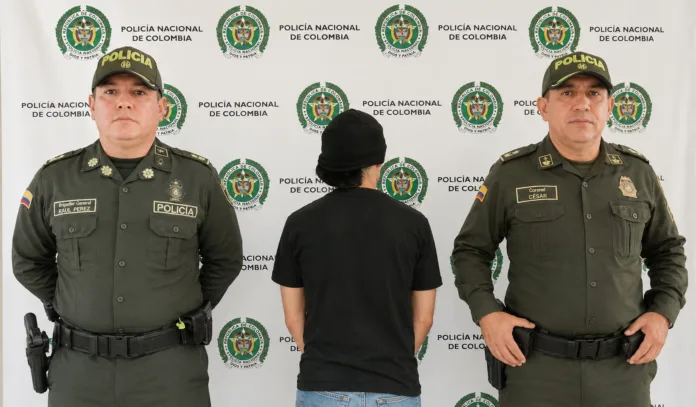 Captura en San Alberto de hombre requerido por orden judicial, acompañado por integrantes de la Policía Nacional.