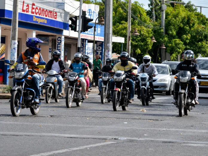 Motociclistas circulan por una avenida de Valledupar en medio de las alertas por siniestralidad vial