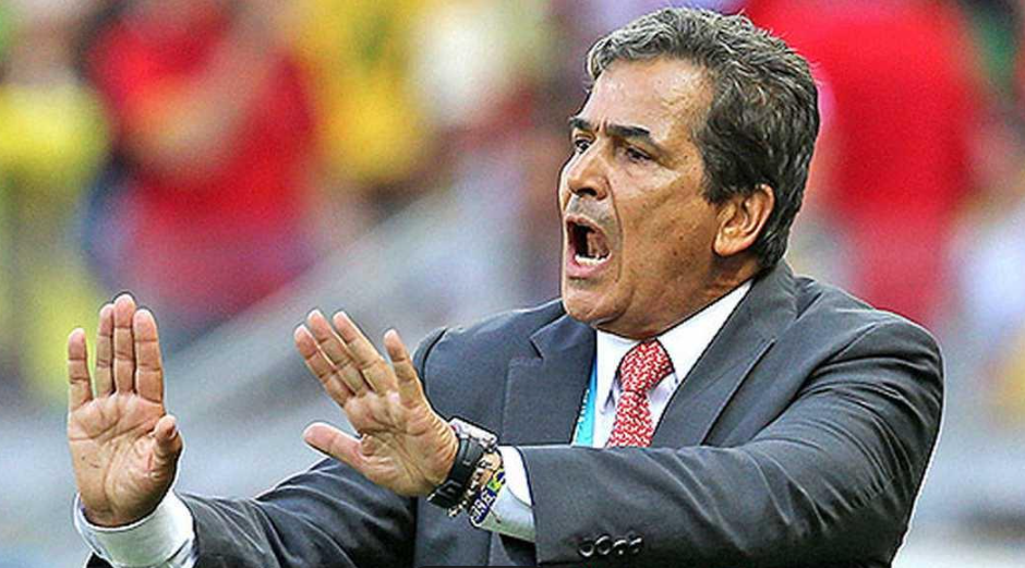 Entrenador colombiano da indicaciones durante un partido