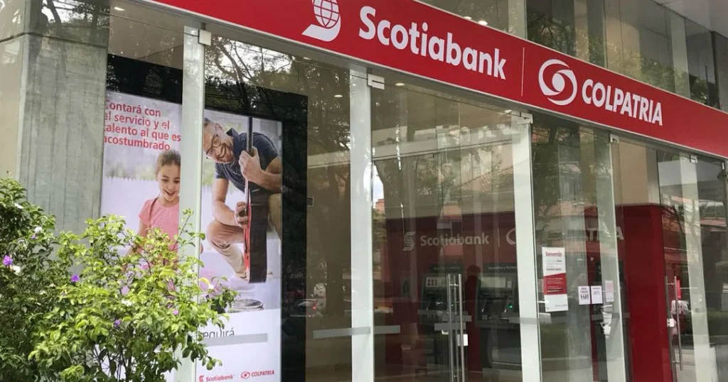 Fachada de una oficina de Scotiabank Colpatria, entidad en la que Ana María Rincón desarrolló parte de su trayectoria en el sector financiero.
