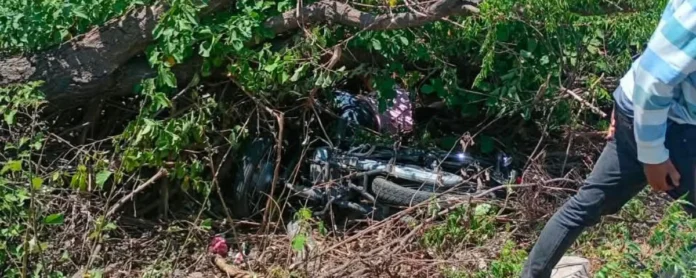 Motocicleta entre la vegetación en una zona rural cercana a la vía hacia la vereda Las Casitas, en Valledupar.