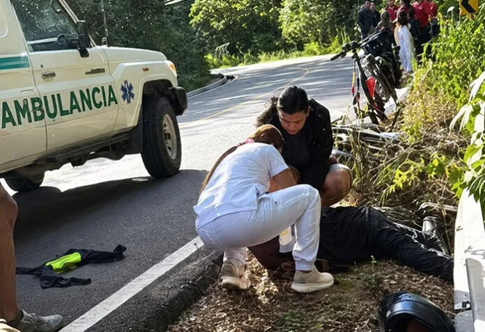 Organismos de emergencia atienden a personas heridas tras choque de motos en la vía Manaure-La Paz