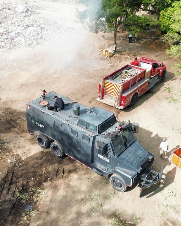 Vehículos de la Policía Nacional y del Cuerpo de Bomberos durante el operativo para controlar el incendio en El Tarullal, Valledupar.
