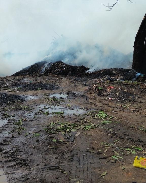 Focos humeantes del incendio en El Tarullal tras las labores de control realizadas por los organismos de emergencia en Valledupar.
