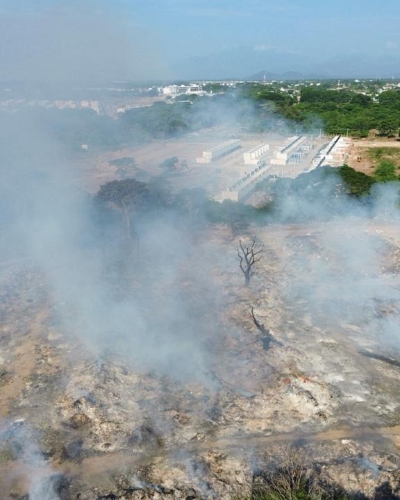 Panorámica aérea del incendio en El Tarullal, donde se observan las áreas afectadas por el fuego y el humo en la comuna 3 de Valledupar.
