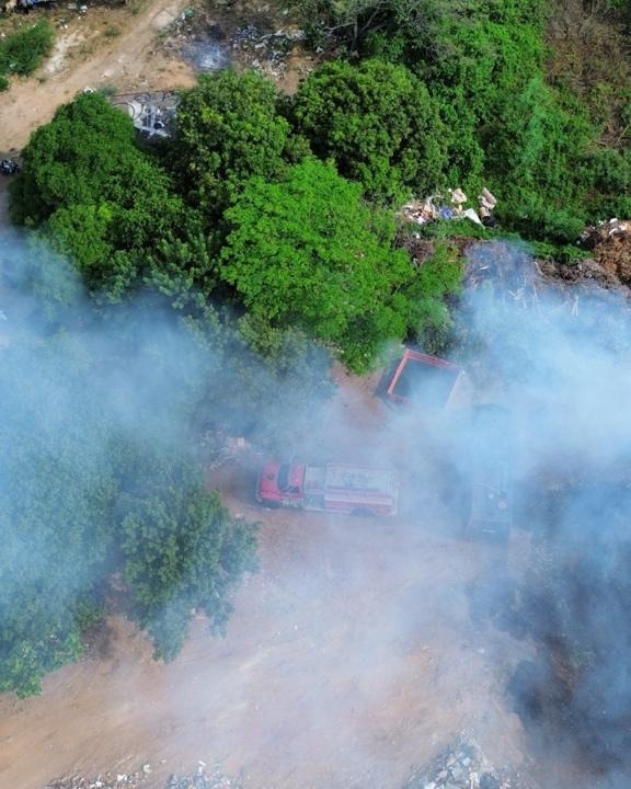 Vista aérea del incendio en El Tarullal, donde bomberos y organismos de emergencia atendieron la conflagración en la comuna 3 de Valledupar.