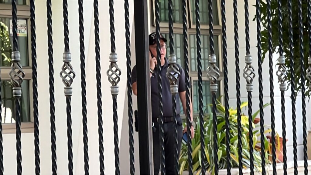 Funcionario del CTI durante un allanamiento en una vivienda de Valledupar como parte de una investigación de la Fiscalía.
