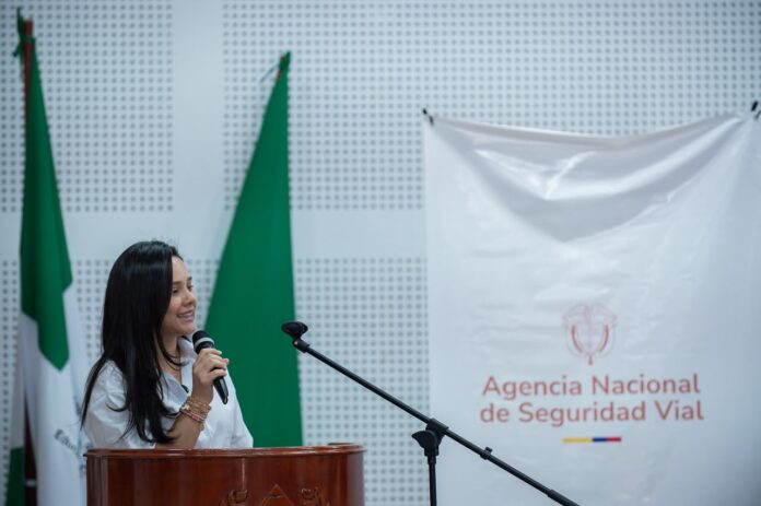 Funcionaria durante la capacitación sobre urbanismo táctico y movilidad segura organizada por la Agencia Nacional de Seguridad Vial en Valledupar.