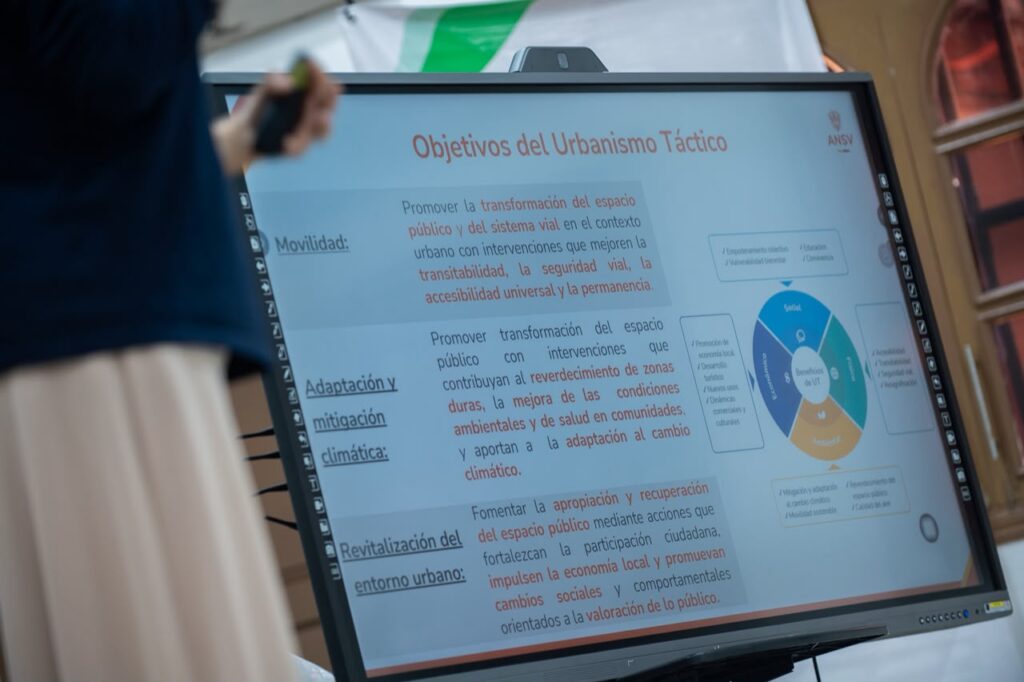 Presentación de la Guía de Urbanismo Táctico durante la capacitación sobre movilidad segura en el Cesar realizada en Valledupar.
