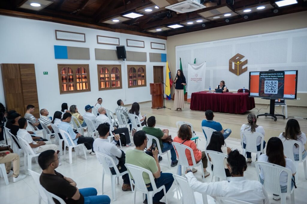 Asistentes a la capacitación sobre urbanismo táctico y movilidad segura en el Cesar realizada en Valledupar con apoyo de la Agencia Nacional de Seguridad Vial.
