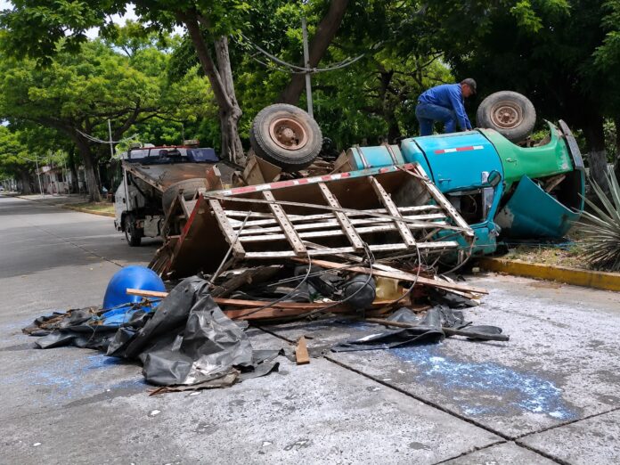 Camión volcado cerca de Homecenter en Valledupar