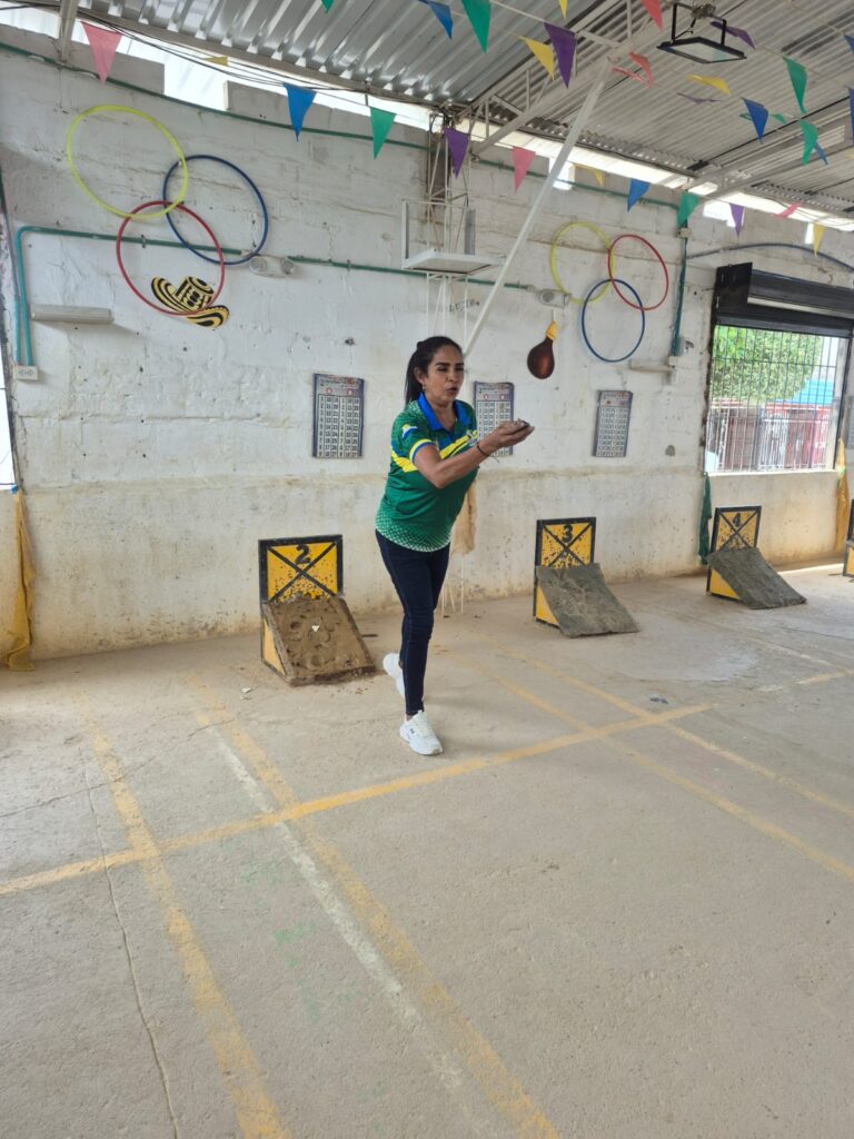 María Daza participa en una partida de minitejo durante la fase departamental de los Juegos Deportivos y Encuentros Folclóricos del Magisterio 2026 en Valledupar.
